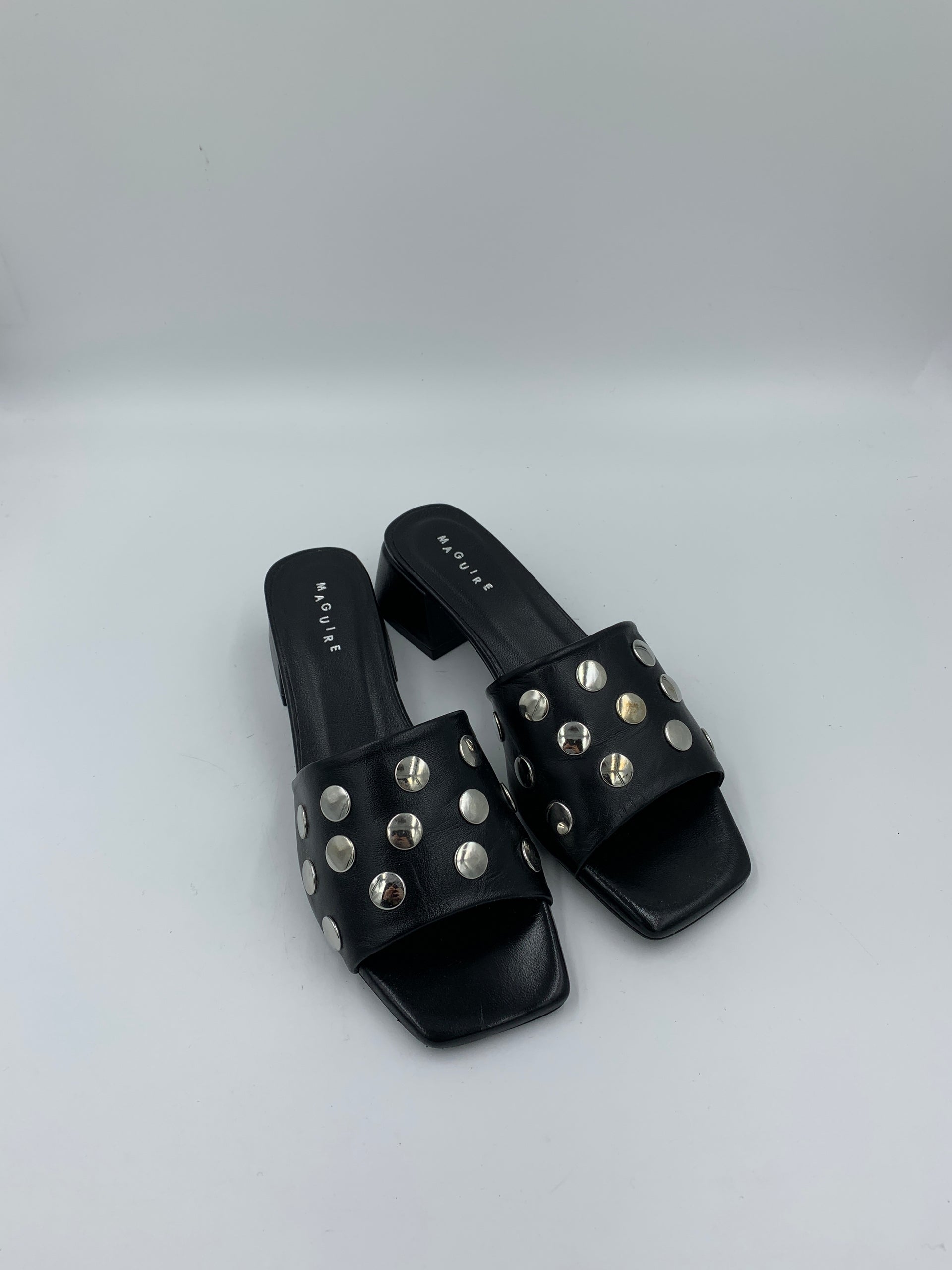 Floor Model Merida Black Stud 36